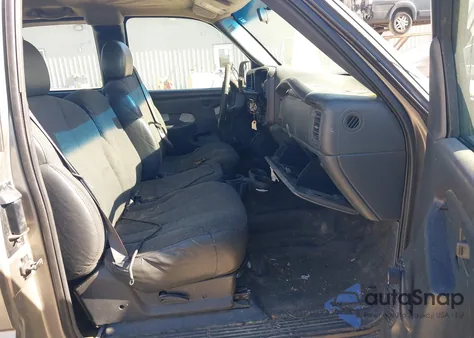 2001 Chevrolet Silverado 1500 z USA, uszkodzony, nr VIN 2GCEC19WX11201565